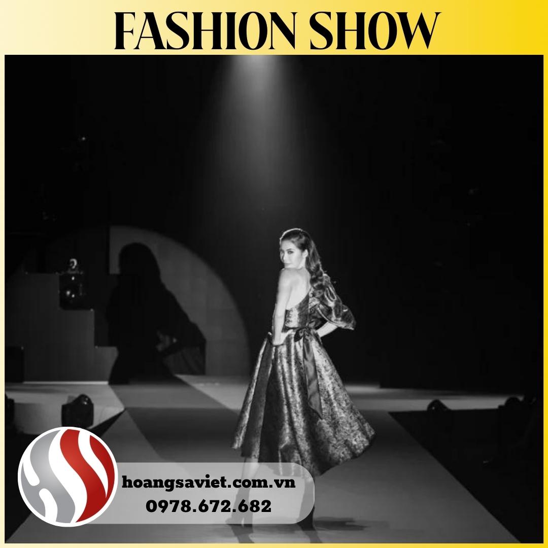 follow lights in a fashion show