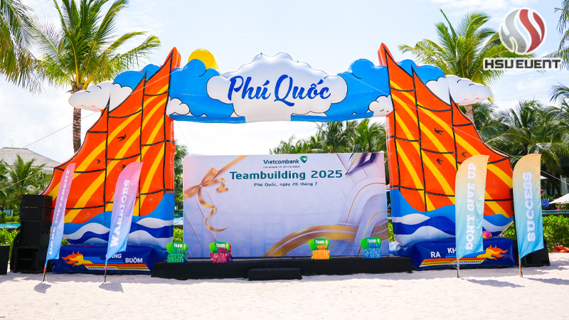 Đội ngũ hsve thi công sân khấu teambuilding tại bãi biển
