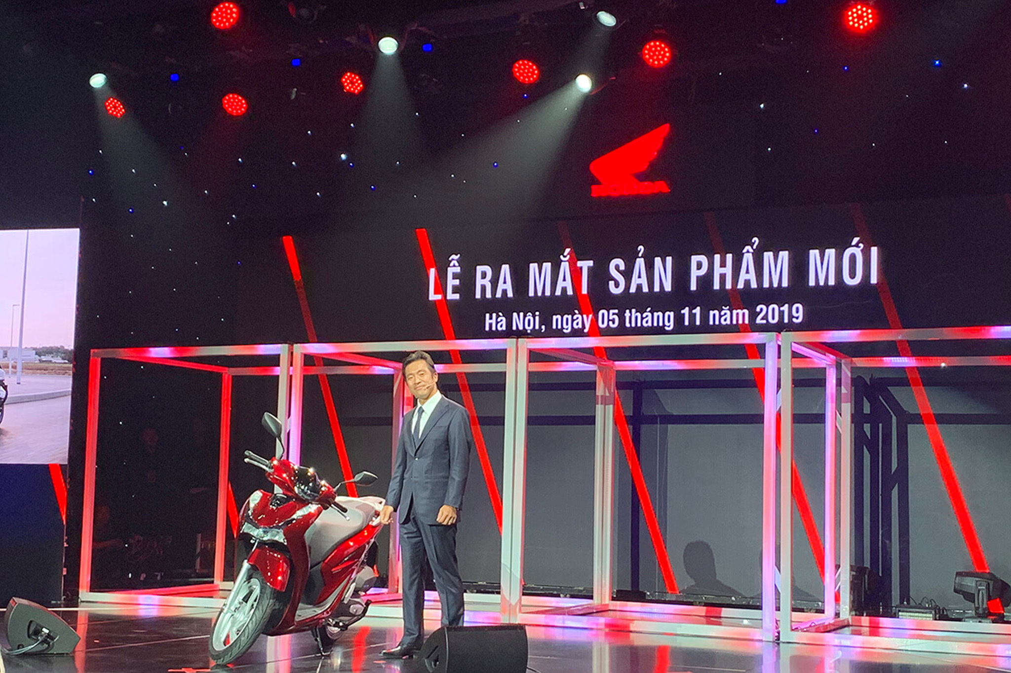 Khách mời hào hứng trải nghiệm trực tiếp tính năng sản phẩm tại khu vực trưng bày do HSVE dàn dựng.