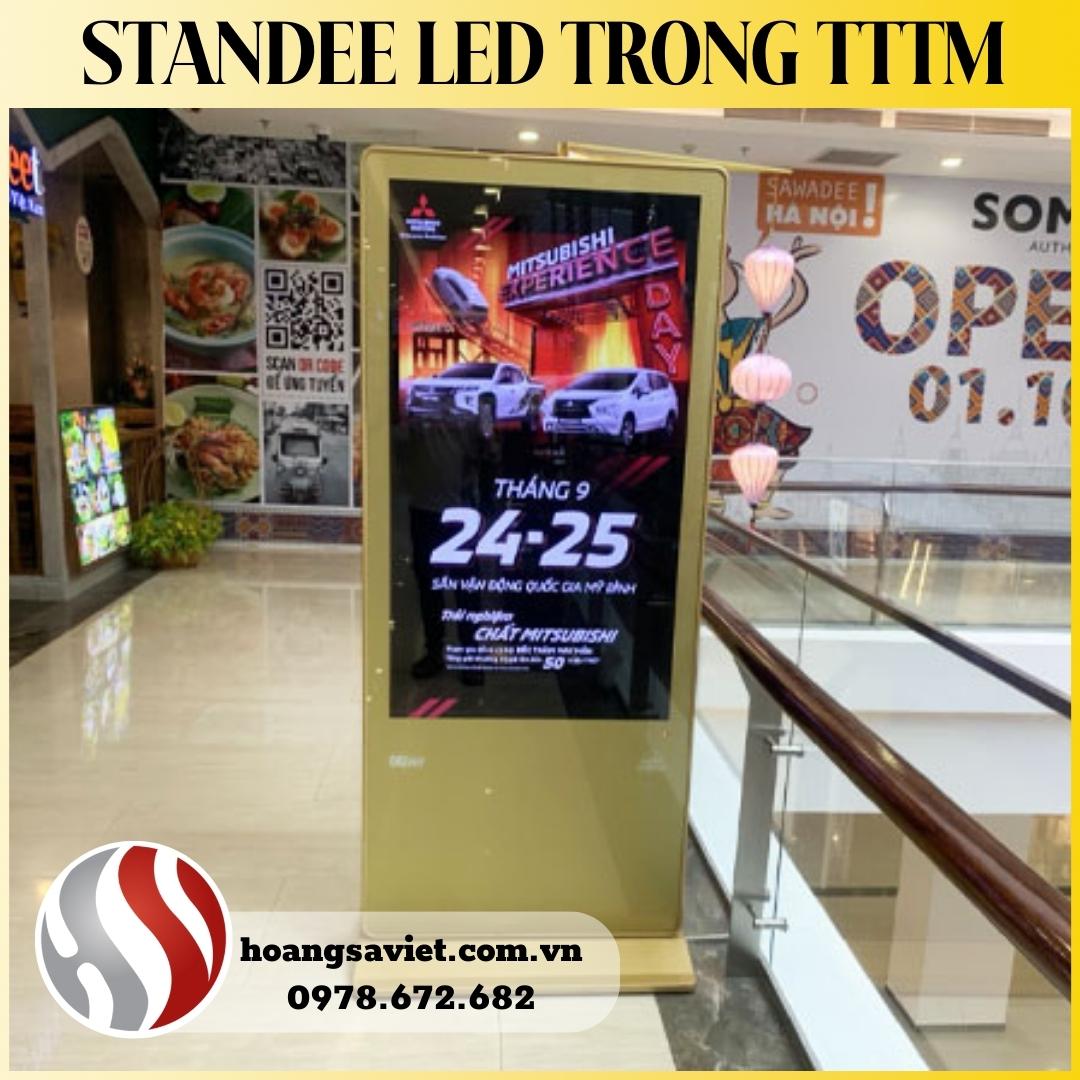 standee trong trung tâm thương mại
