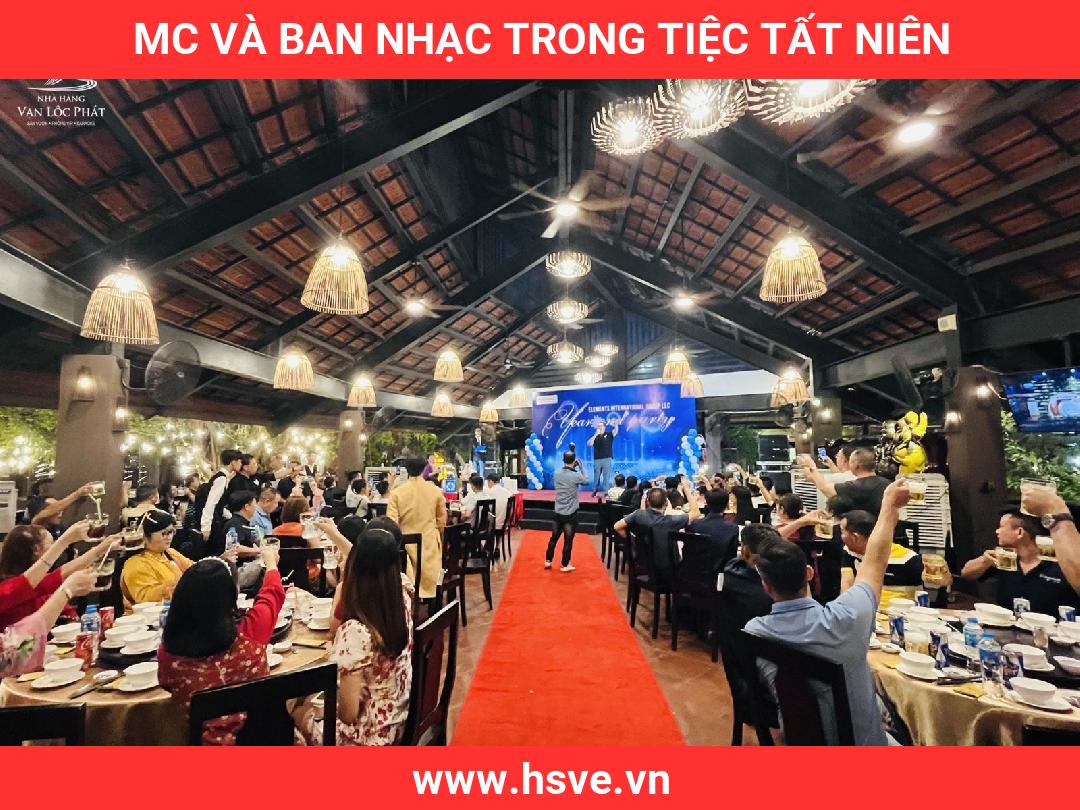 MC và ban nhạc trong tiệc tất niên MC và ban nhạc trong tiệc tất niên